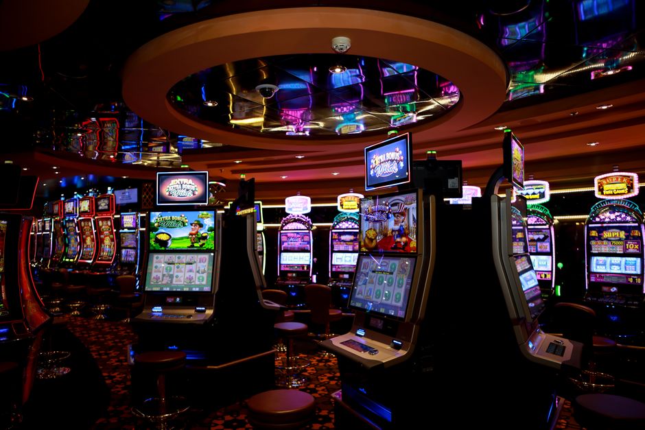 Casino mit Freispielen ohne Einzahlung 2026: Vergleich aktueller Angebote: abgedunkelter Casinosaal ohne Spielbetrieb — Symbolbild für Pause und verantwortungsvolles Spielen