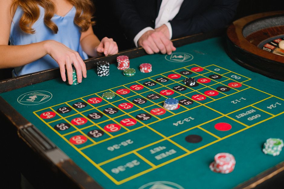Casino mit Freispielen ohne Einzahlung 2026: Vergleich aktueller Angebote: Roulette-Kessel und Jetons auf einem Casinotisch — Symbolbild zum Bonusvergleich ohne Einzahlung